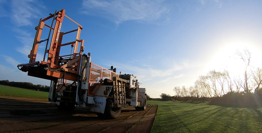 Turf lifting machine